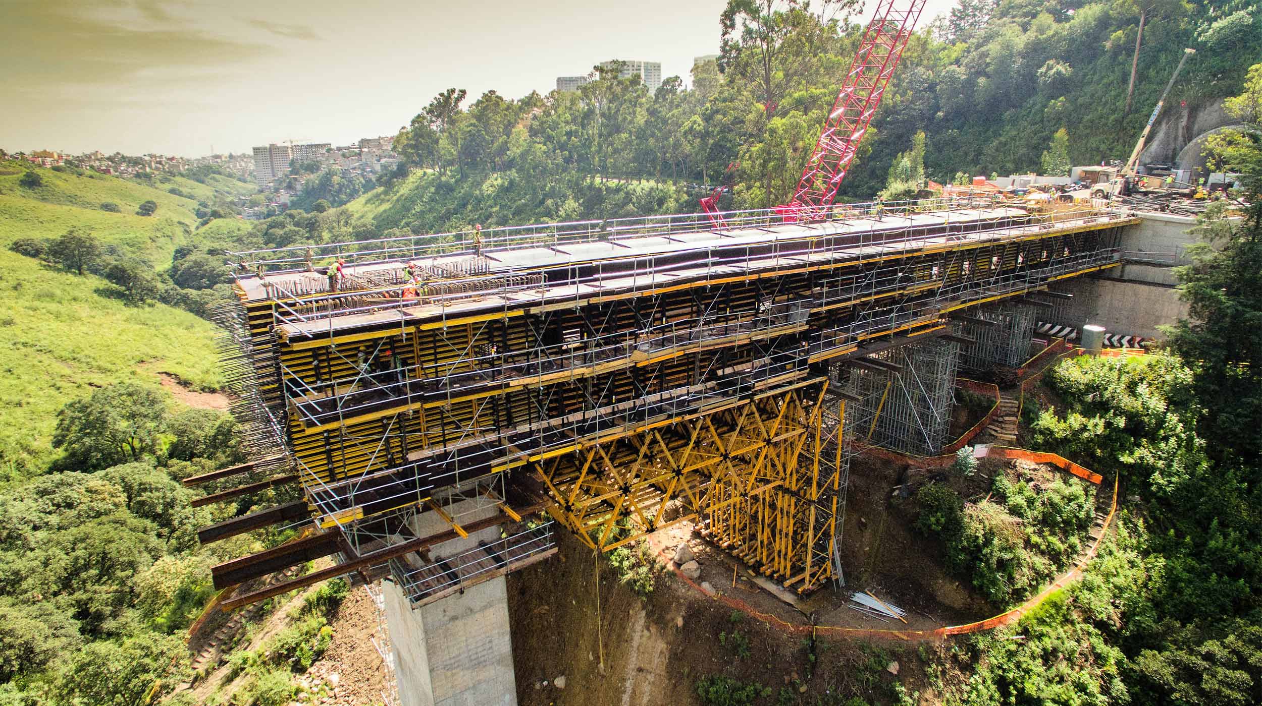 Encofrados para la construcción de puentes. Encofrado para tableros de puente, carros de avance, autocimbra, cerchas y consolas de gran carga.