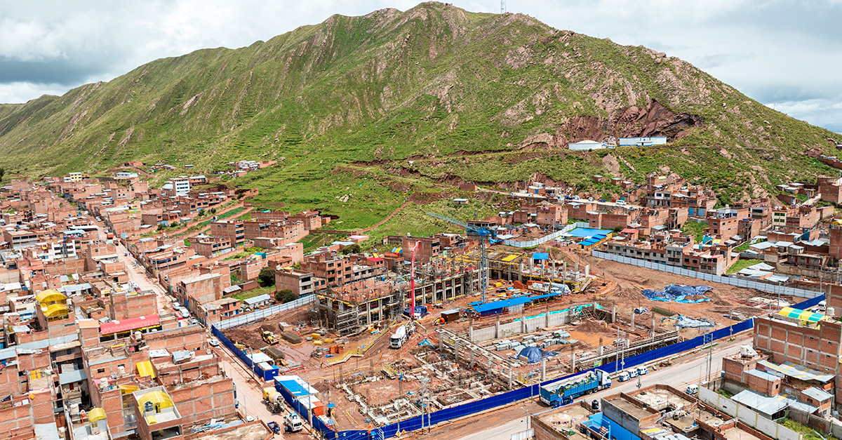 La reconstrucción de las Escuelas Bicentenario es un ambicioso proyecto que busca modernizar la infraestructura educativa en todo el territorio peruano, asegurando espacios de aprendizaje más seguros, funcionales y adecuados para las nuevas generaciones. Dentro de este programa, la Institución Educativa Tawantinsuyo, ubicada en la región Puno, provincia de Chucuito, distrito de Desaguadero, destaca como un proyecto de gran dimensión.