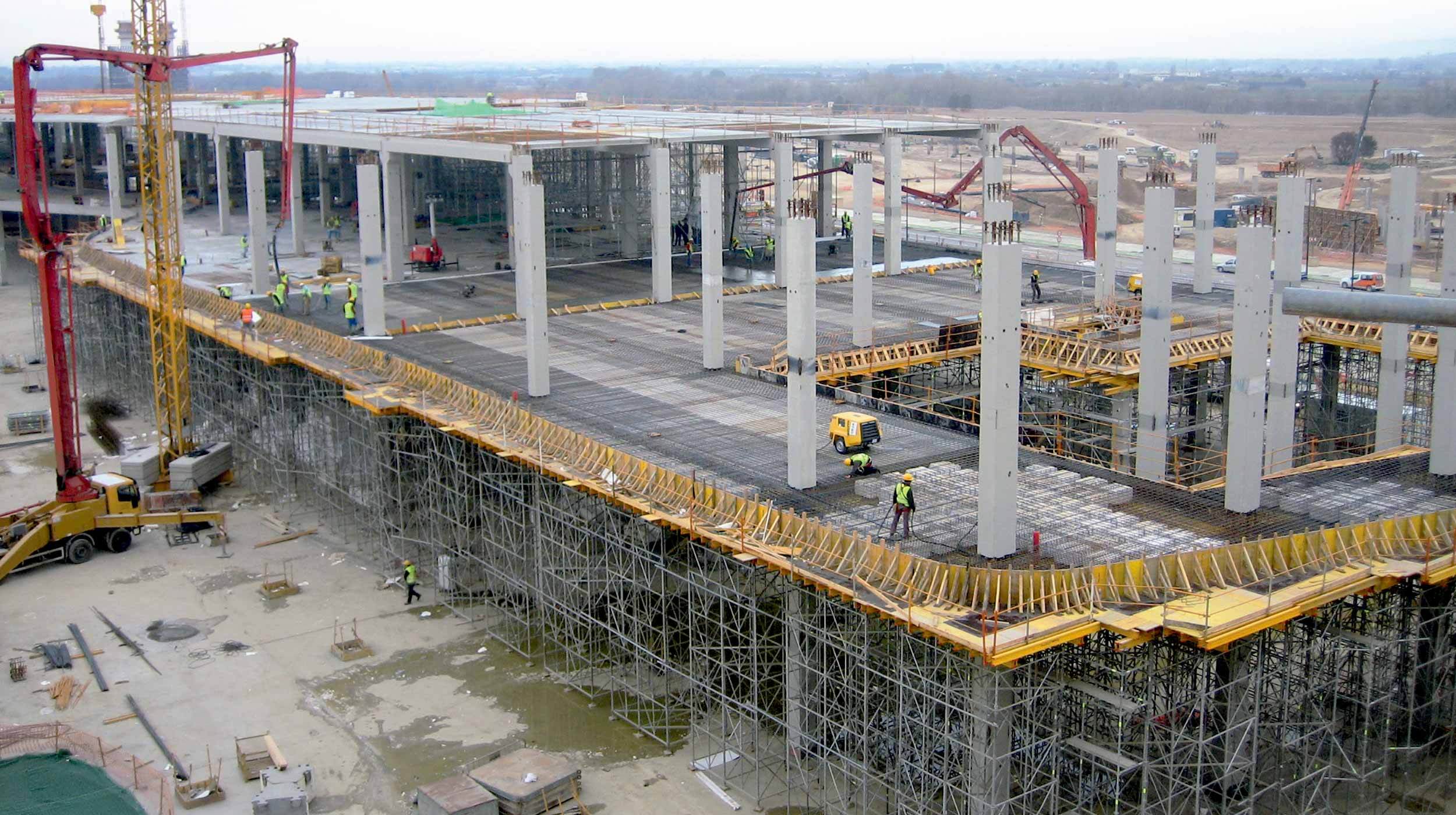 De las obras realizadas en este recinto, ULMA ejecutó más de 15, entre las que destacan las más emblemáticas: la Torre del Agua, el Pabellón de Aragón, el Pabellón España...