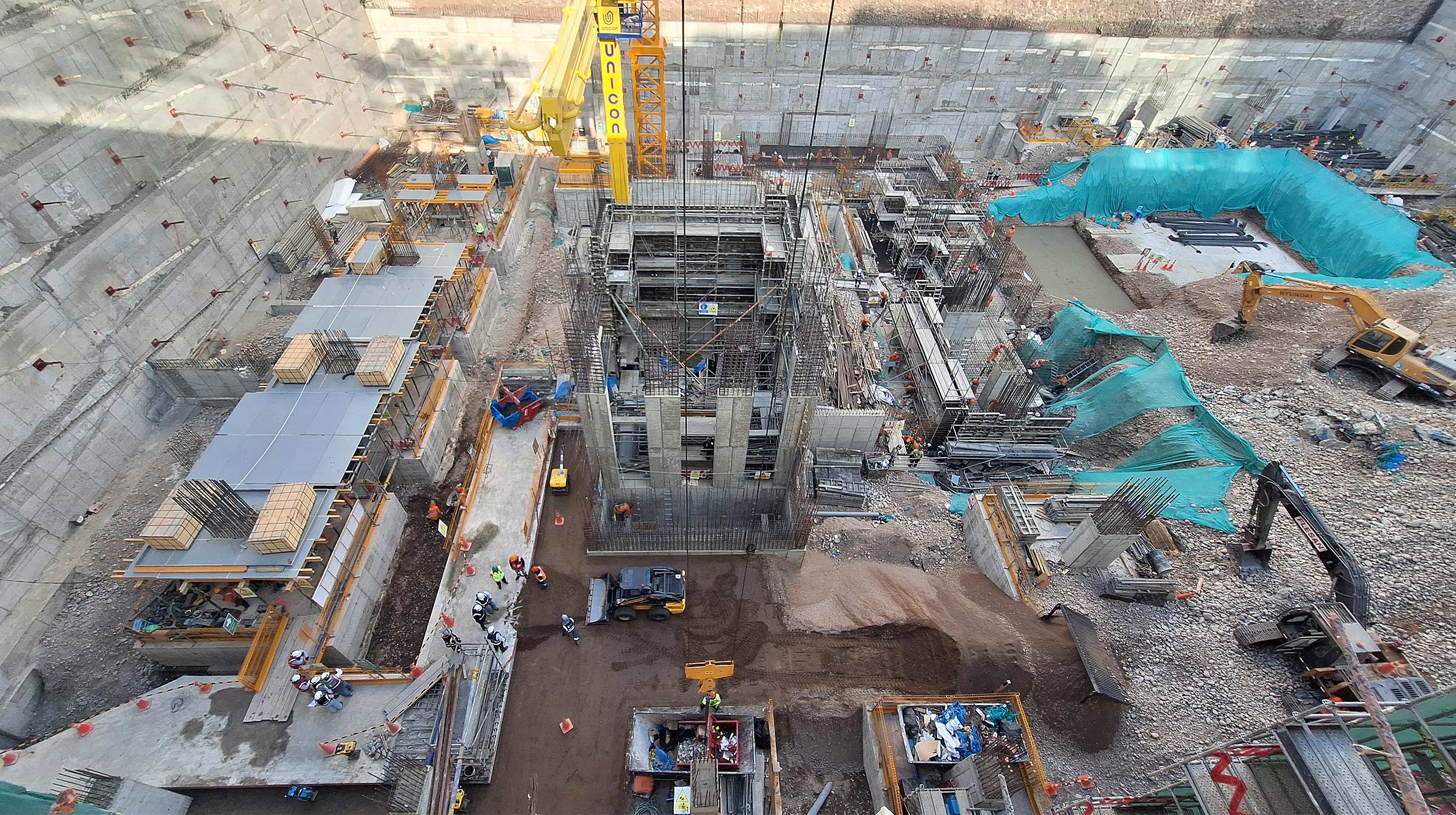 El proyecto Torre Rosales se presenta como el más grande complejo de oficinas prime a construirse en los últimos años en el Perú. Consta de una torre principal para oficinas de 22 pisos, una torre para hotel de 14 pisos y un edificio de 4 pisos para restaurantes y esparcimiento, así como un aparcamiento de 6 plantas con más de 500 estacionamientos.