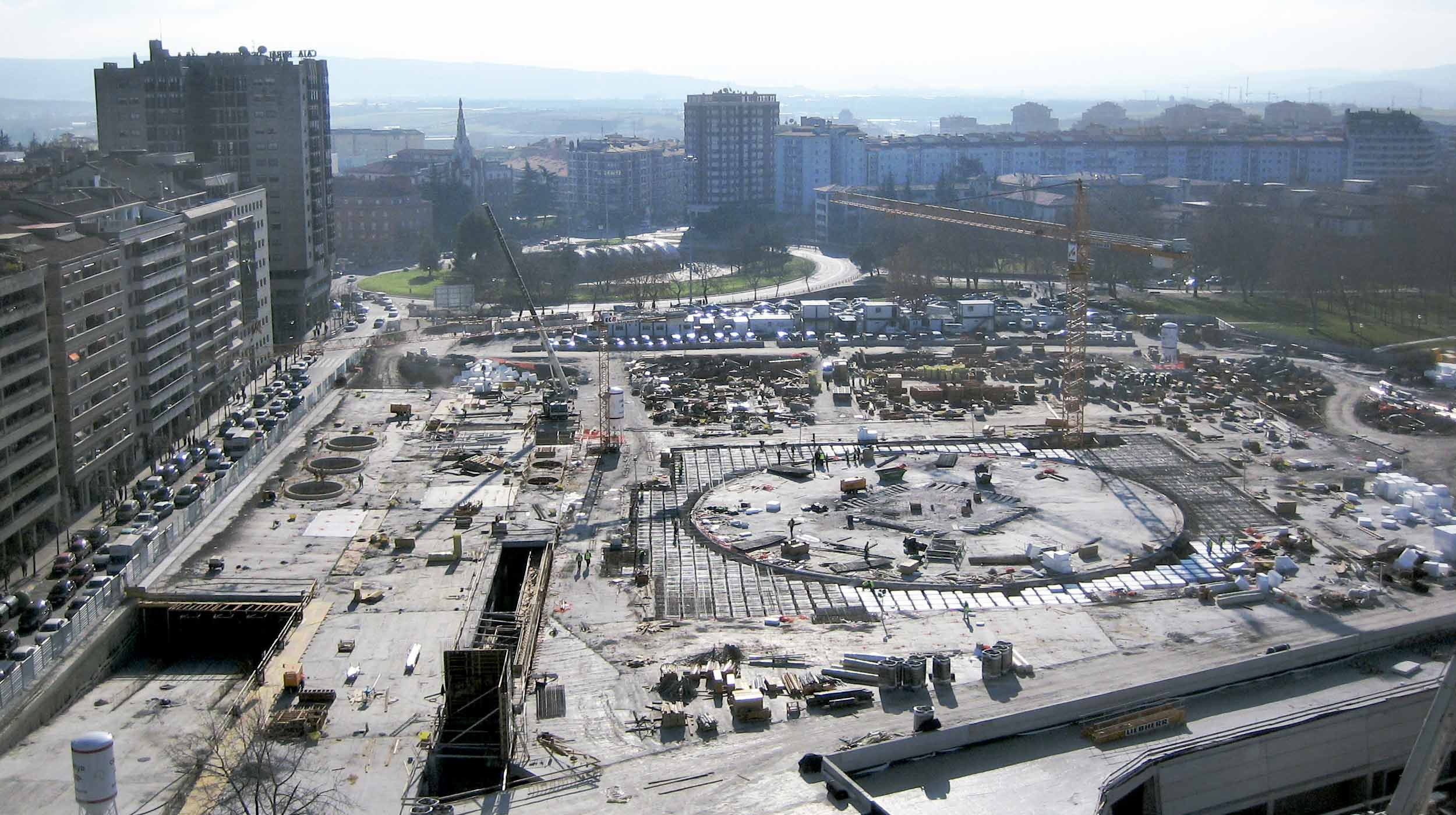 La Estación de Autobuses de Pamplona, ubicada en el centro de la ciudad, integra la infraestructura destinada al transporte público en un entorno histórico amurallado rodeado de zonas verdes.