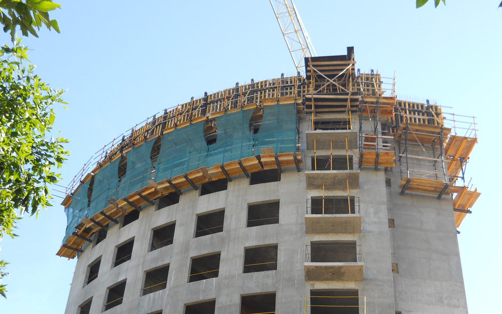 Se trata del segundo edificio de un proyecto que contempla 3 edificios residenciales tipo torre de iguales características ubicado en el barrio porteño de San Cristóbal.