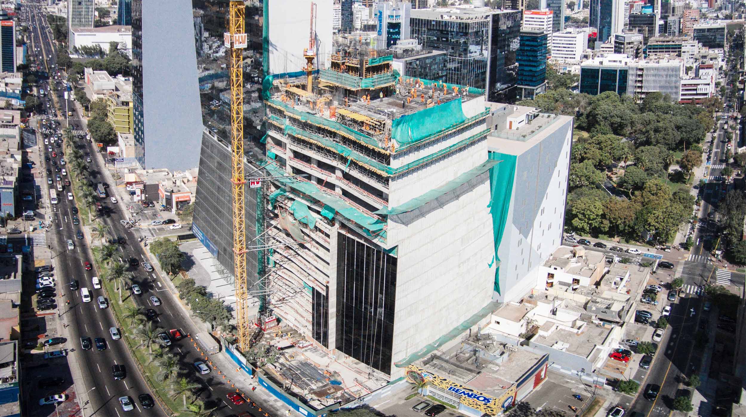 El edificio estará ubicado en pleno corazón financiero de San Isidro en la Av. Javier Prado, entre la Calle Orquídeas y Camelias y estará equipado con los mejores servicios y acabados de primer nivel.