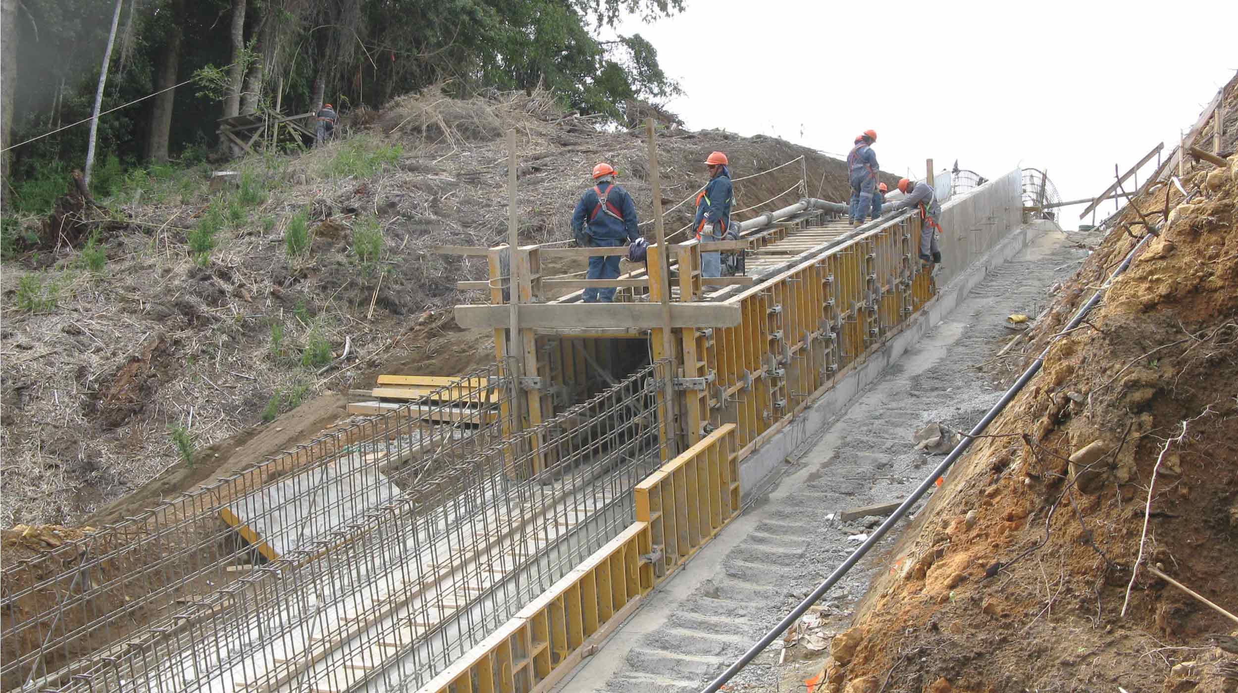 Ubicada en la Comuna de Río Bueno,  decimocuarta región, la central se alimenta del río Licán.