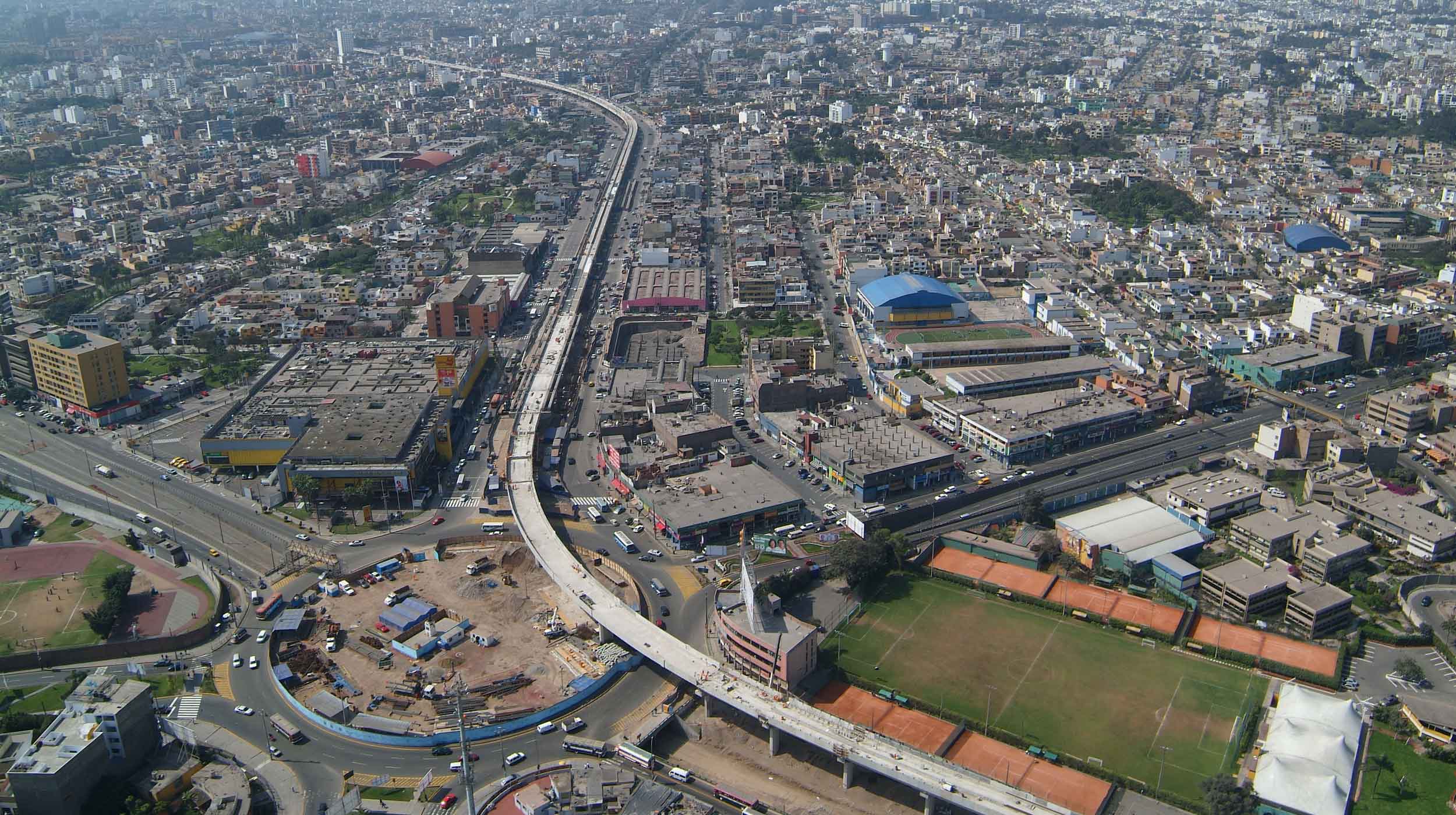 En el amplio proyecto del Metro de Lima, este sistema ha evitado el cierre de vías y ha permitido los trabajos en el cauce del río durante la construcción de dos puentes.