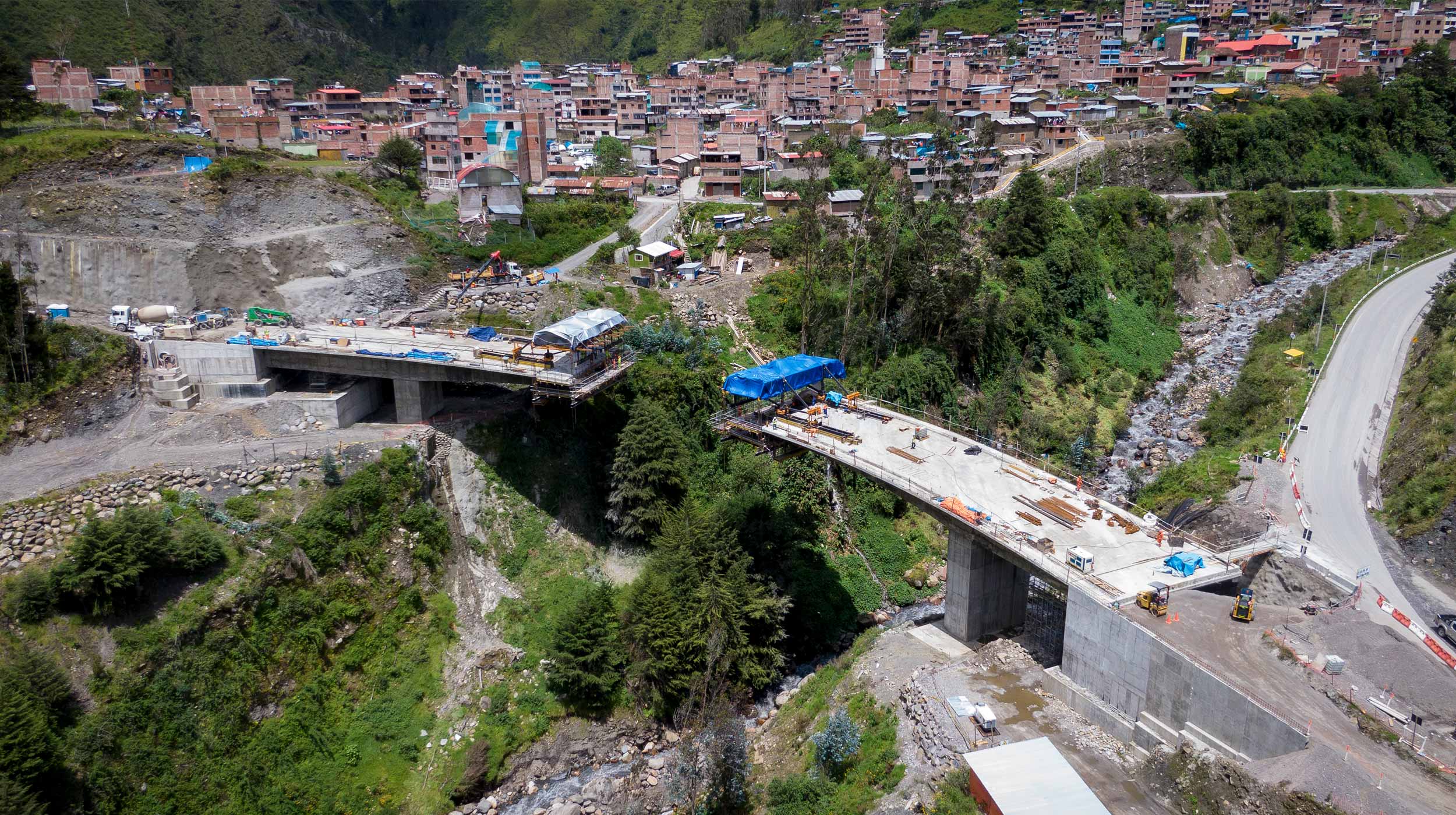 Es un puente curvo semi-integral de hormigón pretensado perteneciente al tramo de la carretera interoceánica ubicada en la región de Puno y por su compleja geografía se optó por utilizar los carros de avance CVS.