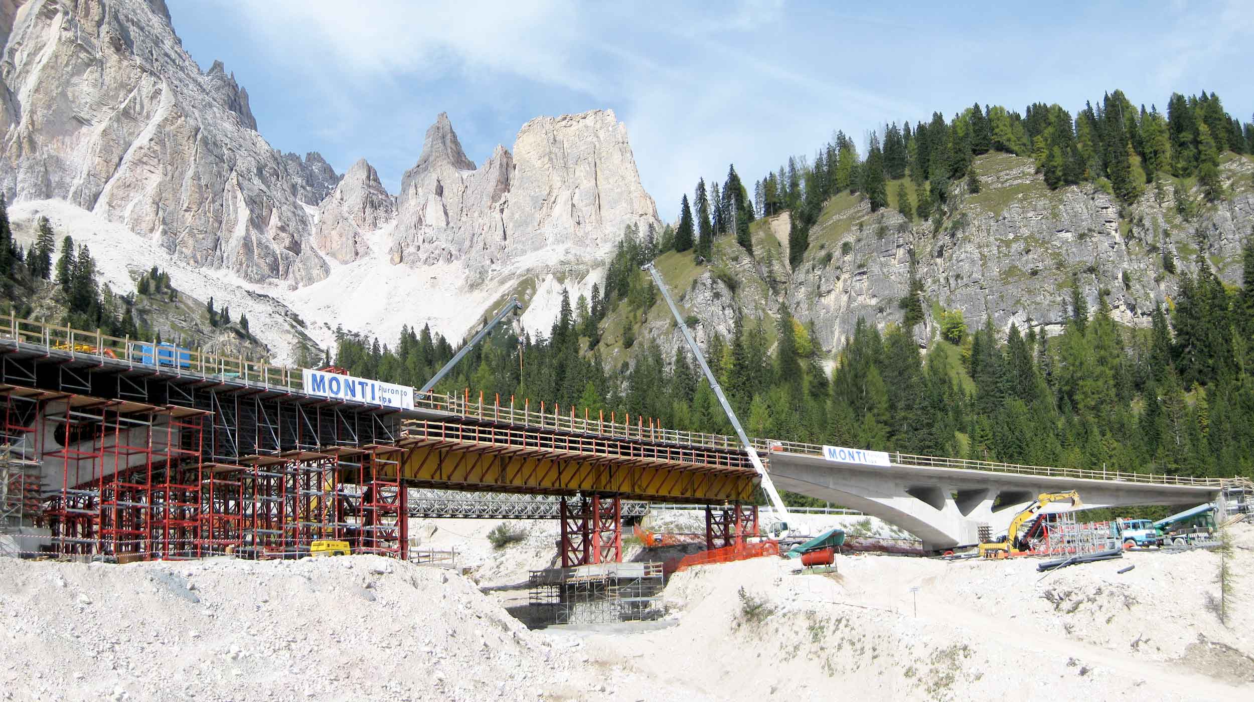 Este puente, ubicado al norte de Italia, cuenta con 3 vanos,  sección variable y fue vaciado in situ.