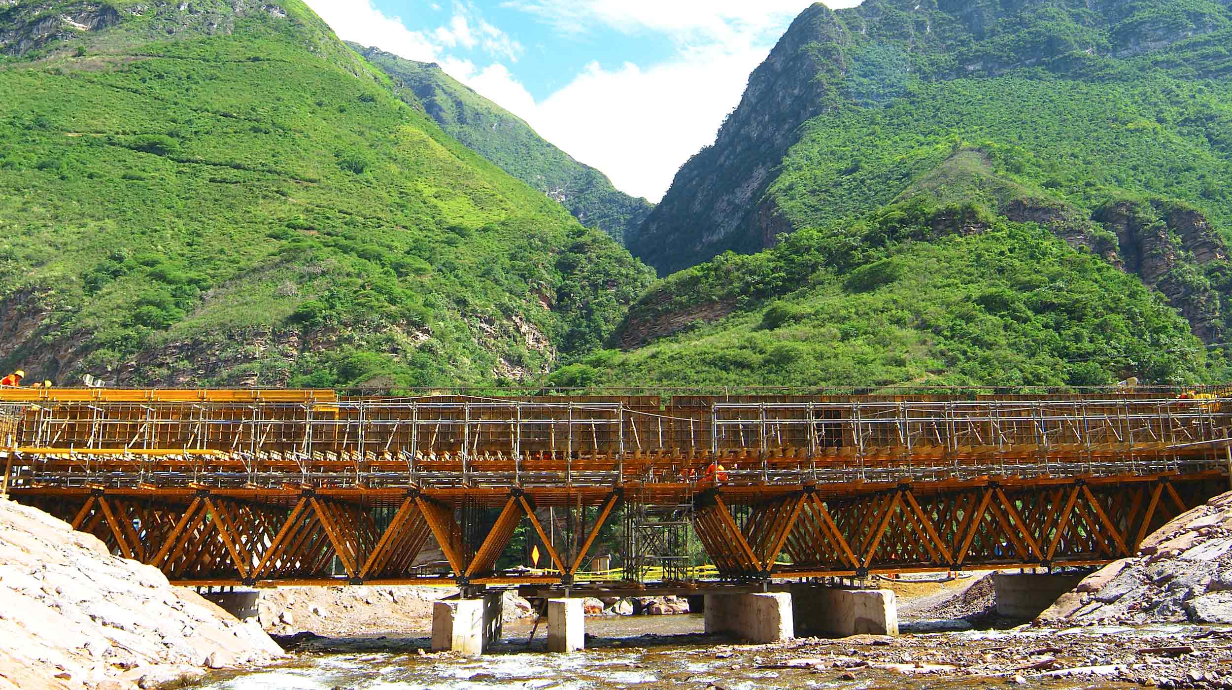 Con 40 m de longitud y 9,4 m de ancho, El Puente Tingo se ubica en la provincia amazónica de Bagua Grande, en la carretera Interoceánica Norte, de 900 km.