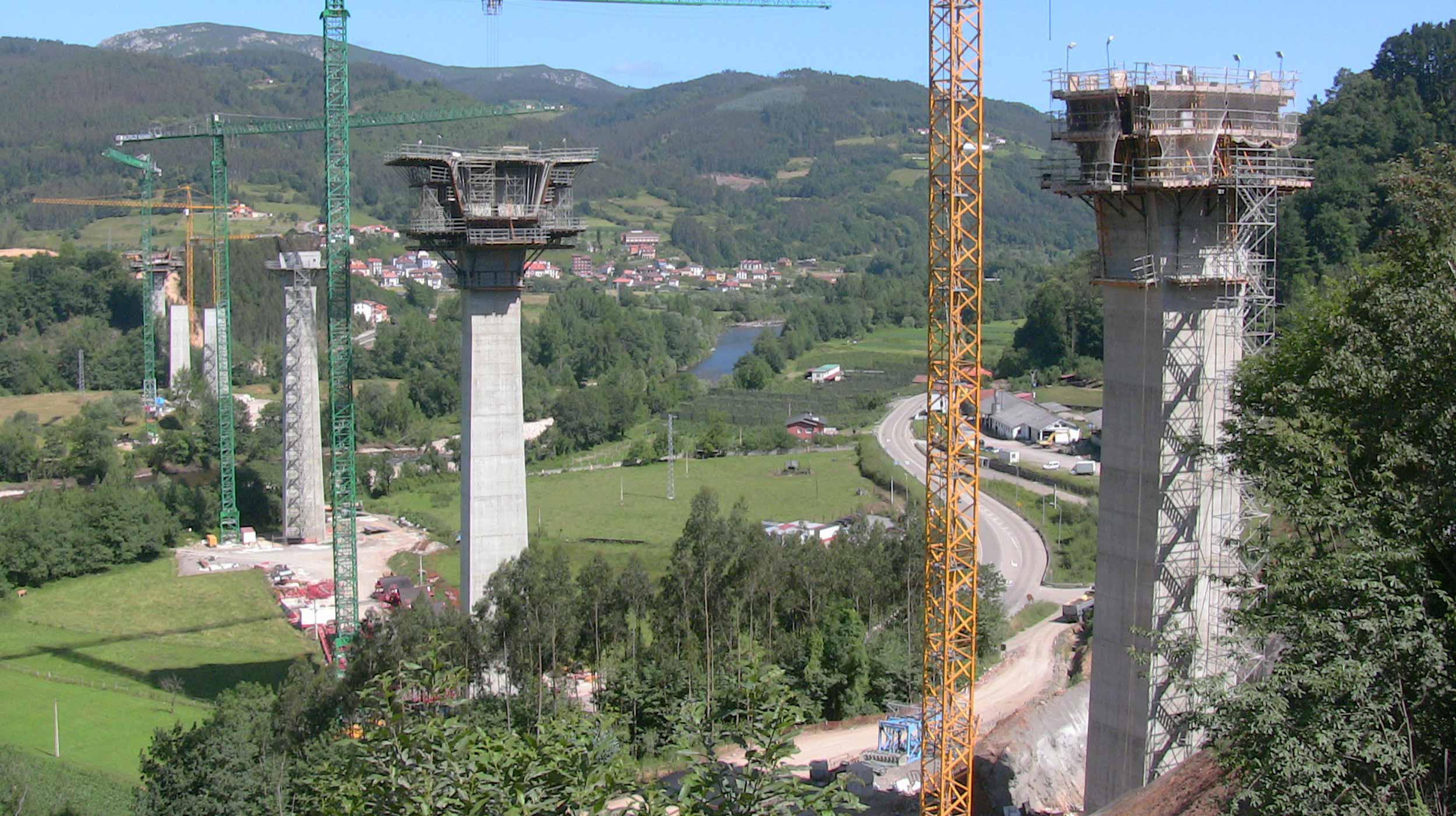 Enmarcado dentro de la Autovía de la Espina A-63 en Asturias, este viaducto constituye su principal infraestructura. Sus 900 m de longitud y voladizos entre columnas de 160 m, le convertirán en el puente con más voladizos sucesivos de España.