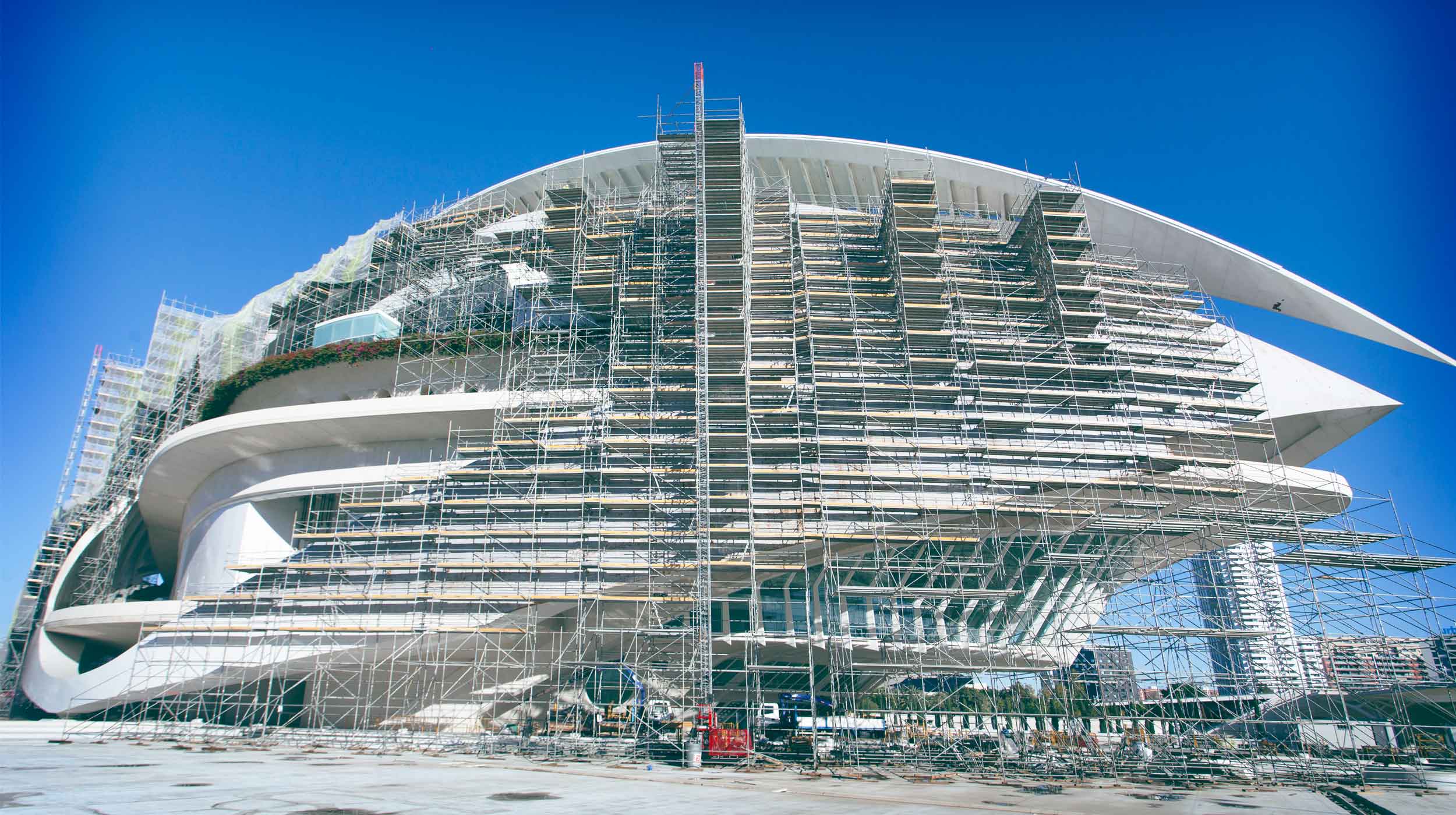 Para abarcar la forma curva del edificio del Palacio de las Artes, se han empleado 48.000 m³ de volumen de andamio y 12.000 m² de andamio de fachada mediante vuelos consecutivos.