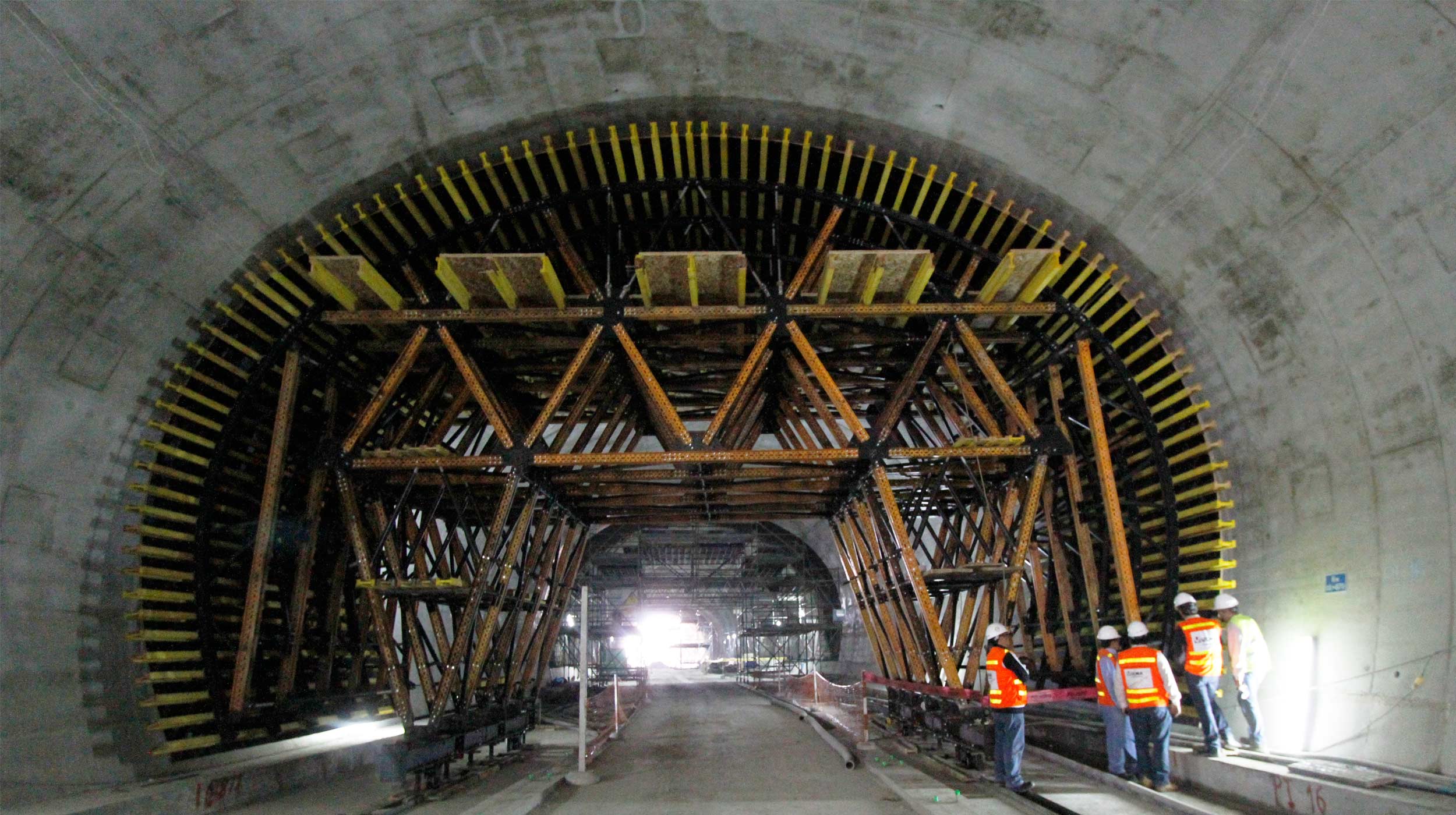Vía subterránea, que cruza el cerro Santa Rosa uniendo los distritos del Rímac con San Juan de Lurigancho, agilizando el trafico de este a oeste (Túnel Santa Rosa) y viceversa (Túnel San Martin). Cada túnel posee dos carriles y una longitud promedio de 250 m , un ancho de 7.20 m, y una altura libra de 8.00 m.