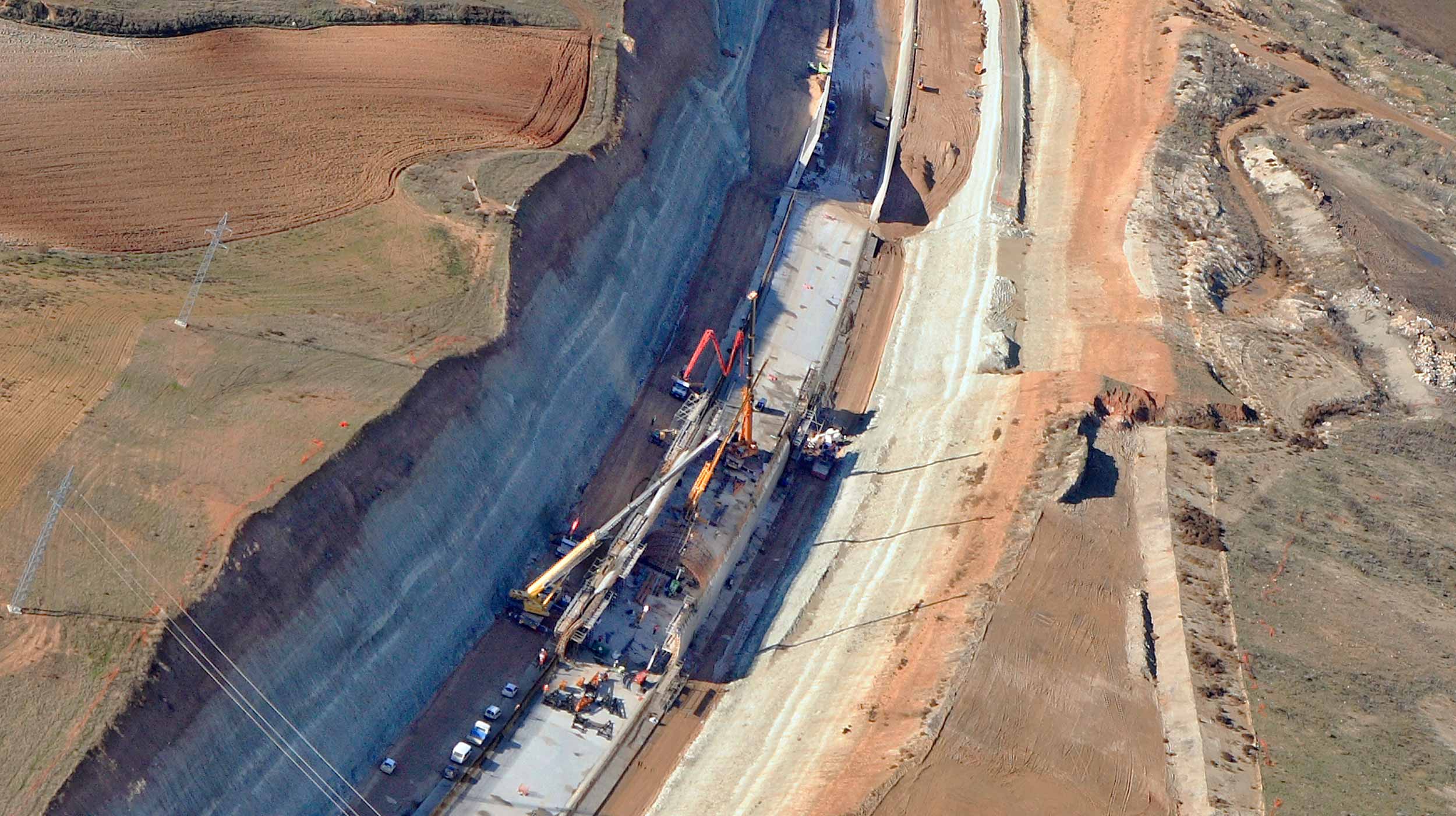 Dentro del Eje Atlántico Ferroviario Europeo, este falso túnel de 500 m de longitud, 14,4 m de ancho y 9,9 m de altura se integra en el triángulo de Baños.