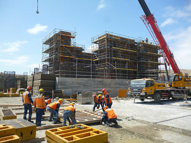 Cimentación, construcción y montaje en la ampliación de operaciones de la mina de hierro Shougang