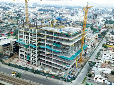 Construcción de la moderna Torre Esperanza del INEN