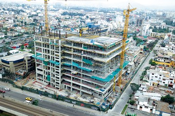 Construcción de la moderna Torre Esperanza del INEN