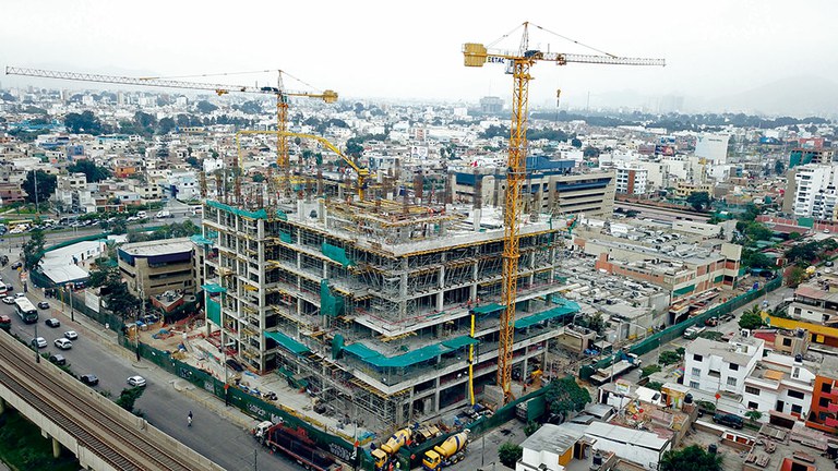 Construcción de la moderna Torre Esperanza del INEN