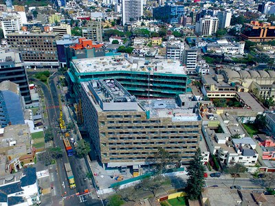 Dos construcciones en el distrito empresarial de Lima