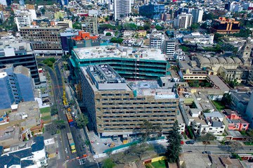 Dos construcciones en el distrito empresarial de Lima