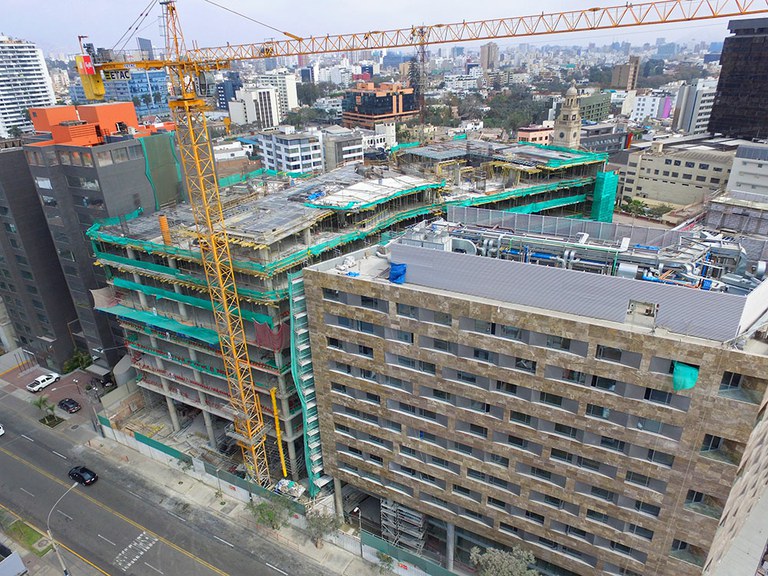 Dos construcciones en el distrito empresarial de Lima