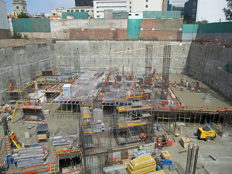 Dos construcciones en el distrito empresarial de Lima