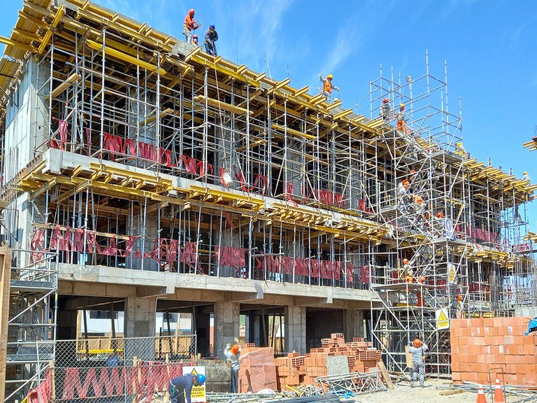 Encofrados y andamios ULMA en la construcción de tres colegios