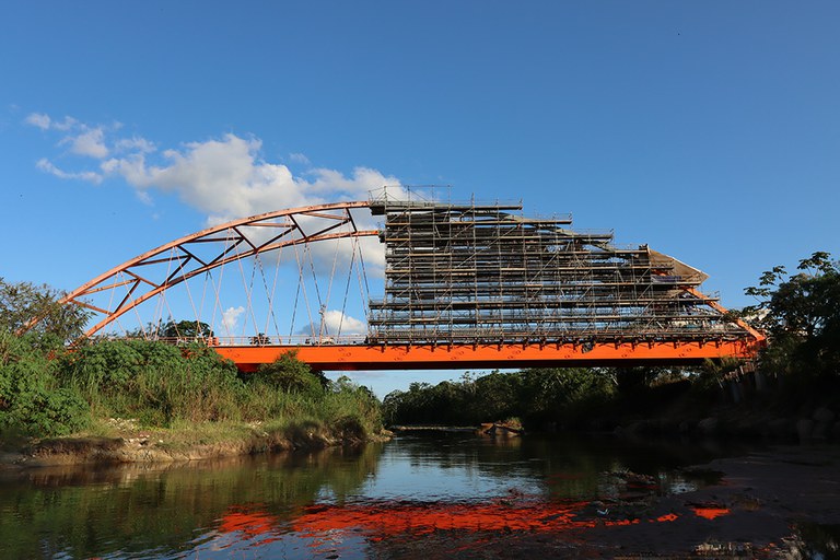 Seguridad y productividad con andamios BRIO en el mantenimiento del puente Tarapoto