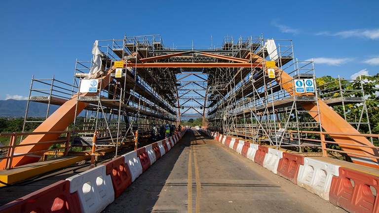Seguridad y productividad con andamios BRIO en el mantenimiento del puente Tarapoto