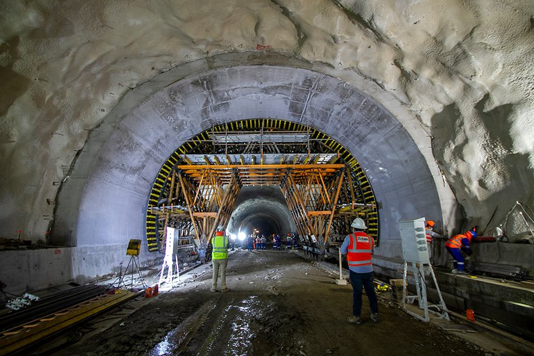 Soluciones ULMA tanto para túnel en mina como falso túnel