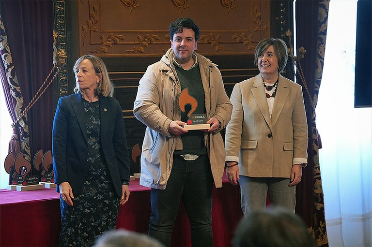 David Cáceres, Gestor de Prevención de Riesgos Laborales de ULMA recibiendo el reconocimiento de la Fundación Sueskola.