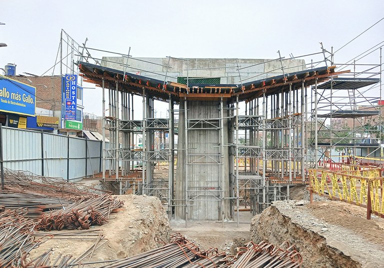 Encofrado LGW en pilares del Viaducto Proceres Lima